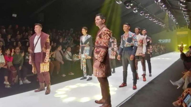 Bertabur bintang di Jakarta Fashion Week 