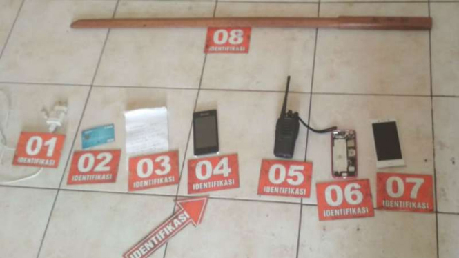 Barang bukti yang diamankan Densus saat tangkap terduga teroris di Sawangan