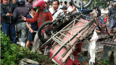 Becak motor terobos palang ditubruk kereta