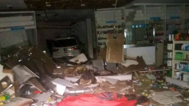 Nissan Livina tabrak Apotik di Senopati