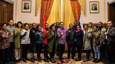 Para mahasiswa asal Papua bersiap menimba ilmu di Rusia. Mereka disambut Wakil Kepala Perwakilan RI di Rusia merangkap Belarus, Azis Nurwahyudi (tengah) di KBRI Moskow. 