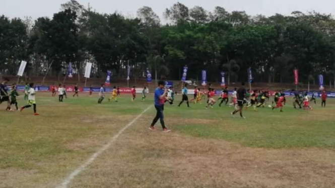 100 anak U-10 vs 7 pemain u-19