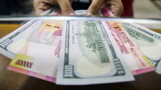 Uang kertas rupiah dan dolar AS.