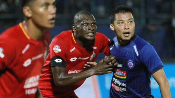 Hamka Hamzah saat Arema FC melawan Semen Padang.