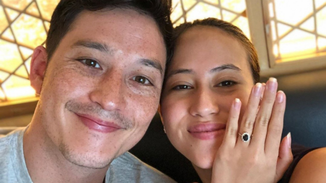 Mike Lewis dan tunangannya.