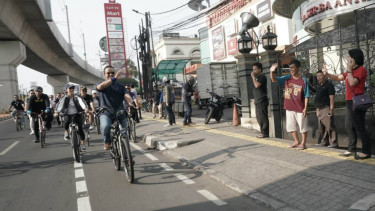 Gubernur Anies saat kampanyekan jalur sepeda.