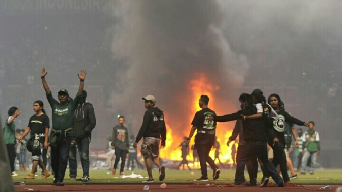 Kerusuhan di Stadion Gelora Bung Tomo usai Persebaya vs PSS Sleman