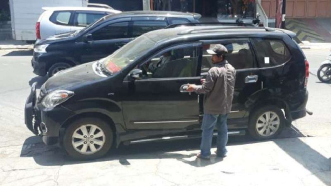 Kendaraan korban aksi pecah kaca.