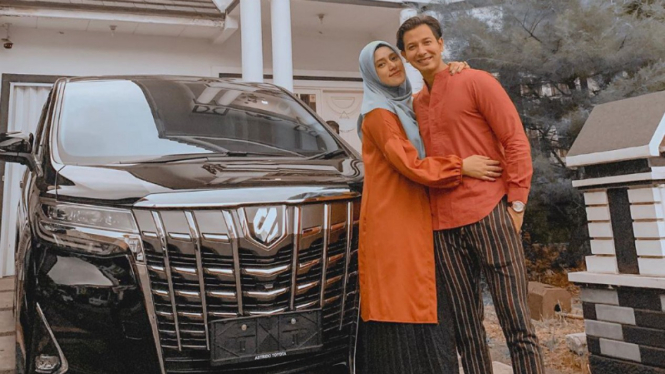 Fairuz A Rafiq dan sang suami, Sonny Septian.