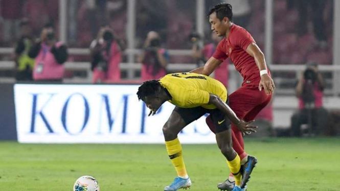 Pemain belakang Timnas Indonesia, Hansamu Yama Pranata (kanan)