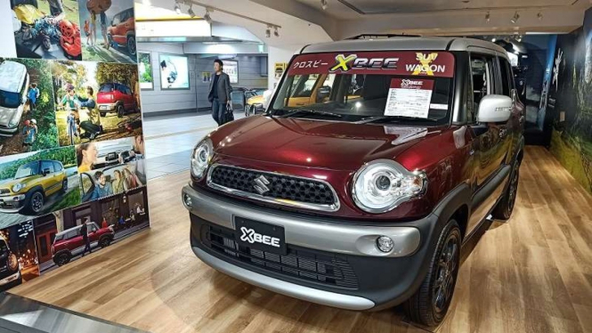 Suzuki pajang mobilnya di stasiun Hamamatsu