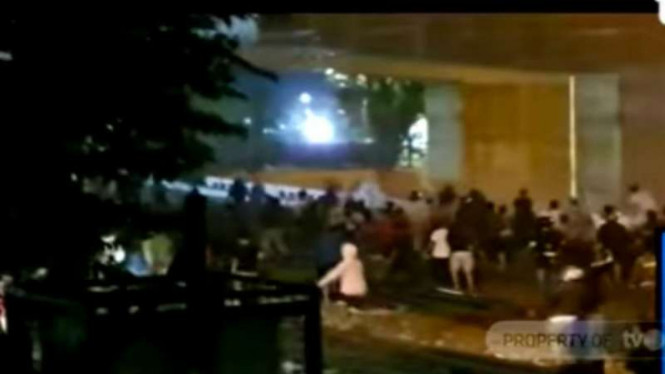 Tawuran kembali terjadi di depan Pasar Raya Manggarai, Tebet, Jakarta Selatan, Kamis, 29 Oktober 2019.