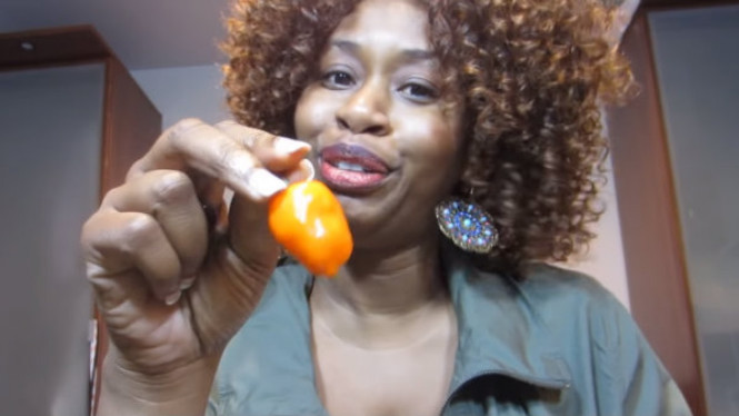 Glozell aksi makan cabe toraja