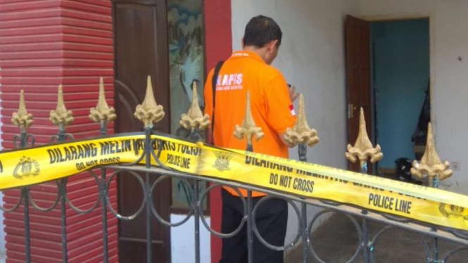 Polisi lakukan olah TKP di lokasi meninggalnya bocah tiga tahun di Malang.