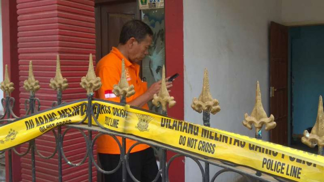 Polisi memeriksa sebuah rumah tempat seorang balita dilaporkan tewas yang diduga akibat dianiaya oleh ayah tirinya di Kota Malang, Jawa Timur, Kamis, 31 Oktober 2019.