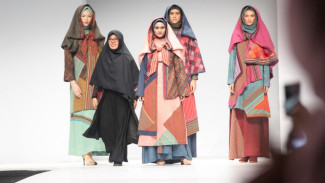 Cara Zee Zee Shahab Lestarikan Budaya Indonesia