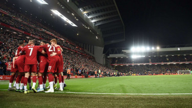 Para pemain Liverpool merayakan kemenangan.