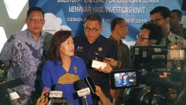 Dirjen Perhubungan Udara, Polana B. Pramesti (berbaju biru).