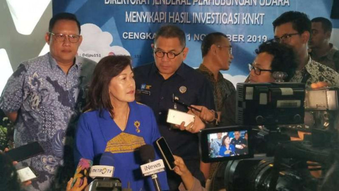 Dirjen Perhubungan Udara, Polana B. Pramesti (berbaju biru).