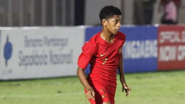 Bek timnas Indonesia U-16 Alfin Lestaluhu saat berlaga di lapangan hijau beberapa waktu silam.