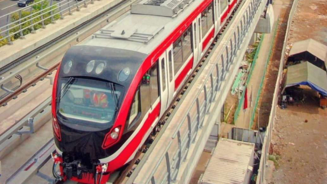 Uji Dinamis LRT Jabodebek di Lintasan Cibubur-Cawang.