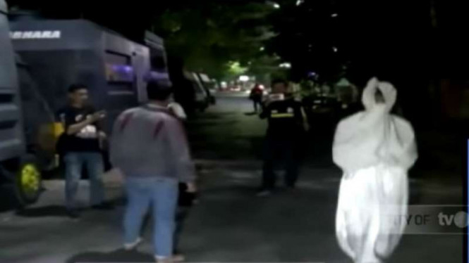 Polisi menangkap dua remaja yang membuat prank atau lelucon hantu pocong di Kota Makassar, Sulawesi Selatan.