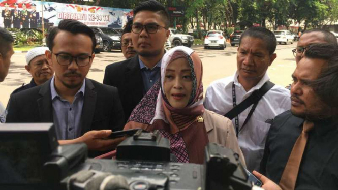 Anggota DPD RI Fahira Idris (tengah)