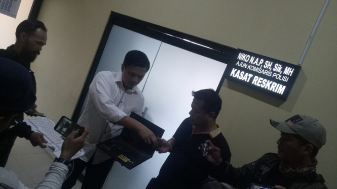 Kasat Reskrim Polres Bogor Kota membeberkan barang bukti pembunuhan sopir Grab