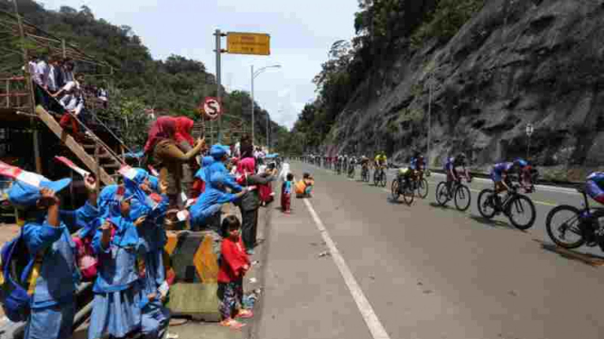 Sambutan Hangat Publik Minang Untuk Pembalap Tour de Singkarak 2019