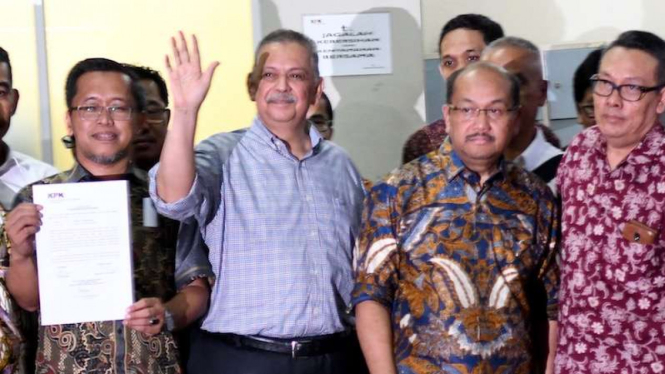 Mantan Dirut PLN Sofyan Basir (tengah) melambaikan tangan ke arah wartawan usai keluar dari Rumah Tahanan Negara (Rutan) Kelas 1 Jakarta Timur Cabang KPK di Jakarta, Senin (4/11/2019). Majelis Hakim Pengadilan Tipikor memvonis bebas Sofyan Basir.