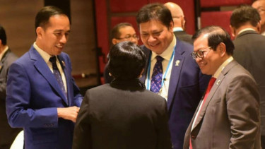 Presiden Jokowi dan Menko Perekonomian Airlangga Hartarto dalam KTT Asean