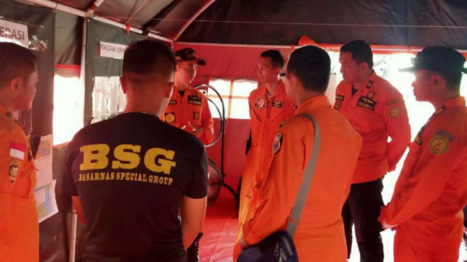 Tim Basarnas melakukan pencarian terhadap WNA China di perairan Pulau Sangiang