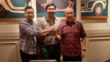 Ketua Umum Perbasi, Danny Kosasih bersama Maruarar Sirait dan Cahyadi Wanda