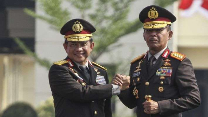 Mantan Kapolri Jenderal Pol (Purn) Tito Karnavian (Kiri) bersama Kapolri Jenderal Pol Idham Aziz (Kanan) salam komando pada Upacara Tradisi serah terima Panji-panji Tribrata Kapolri dan pengantar tugas Kapolri di Mako Brimob (6/11/2019)