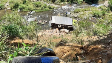 Truk terjun ke jurang di Tanjakan Panganten, Garut, Rabu, 6 November 2019.