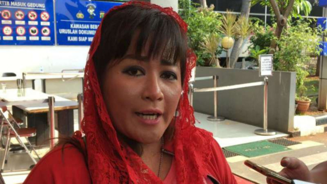 Kader PDI Perjuangan (PDIP) Dewi Tanjung laporkan Novel Baswedan ke Polda Metro Jaya.