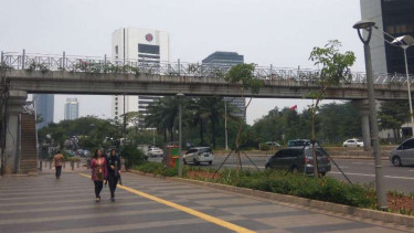 JPO (Jembatan Penyeberangan Orang) di Jalan Sudirman Jakarta setelah atapnya dicabut.