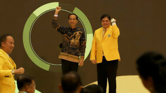 Ketum Golkar Airlangga Hartarto bersama Presiden Jokowi