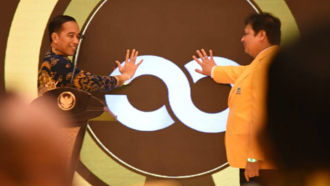Ketum Golkar Airlangga Hartarto bersama Presiden Jokowi
