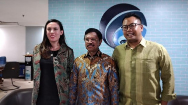 Menkominfo Johnny G Plate (tengah).