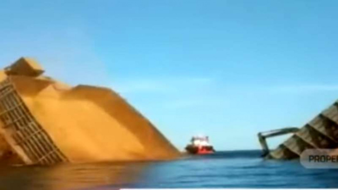 Sebuah kapal tongkang yang mengangkut bijih nikel terbelah di perairan Tapunopaka, Kabupaten Konawe Utara, Sulawesi Tenggara, Rabu lalu.