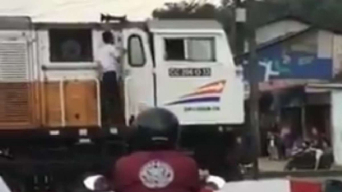 Video viral, asisten masinis turun dari lokomotif dan mampir ke warung.
