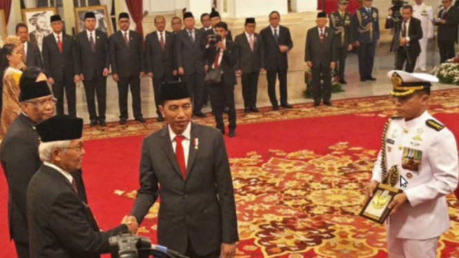 Presiden Joko Widodo berikan penghargaan Pahlawan Nasional di Istana Negara