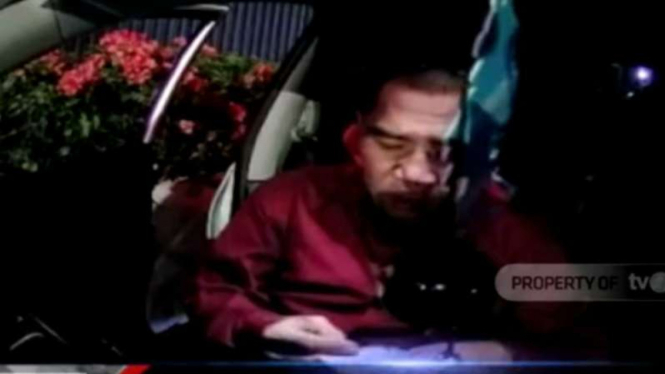 Seorang oknum juru parkir valet terekam kamera pengawas (CCTV) sedang mencuri uang di dalam mobil tamu yang dia parkirkan di sebuah hotel berbintang di kawasan Jakarta Pusat.