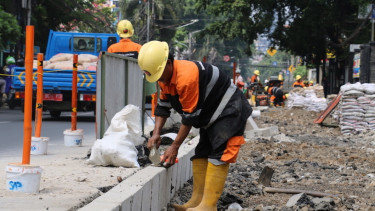 Progres pengerjaan trotoar Cikini. 