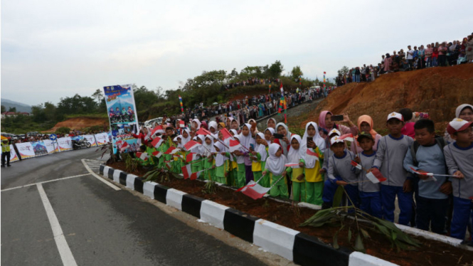 Antusiasme warga Jambi menonton Tour de Singkarak begitu tinggi