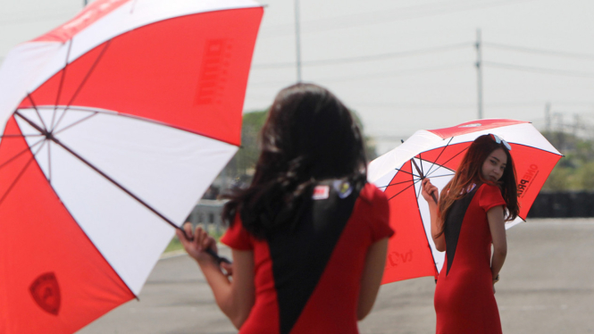 Senyum Manis Umbrella Girl Oneprix Surabaya