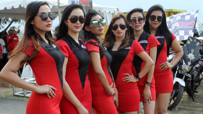 Senyum Manis Umbrella Girl Oneprix Surabaya
