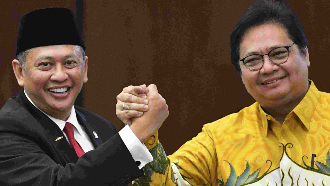 Ketua Umum Golkar Airlangga Hartarto (kanan) bersama Bambang Soesatyo (kiri)