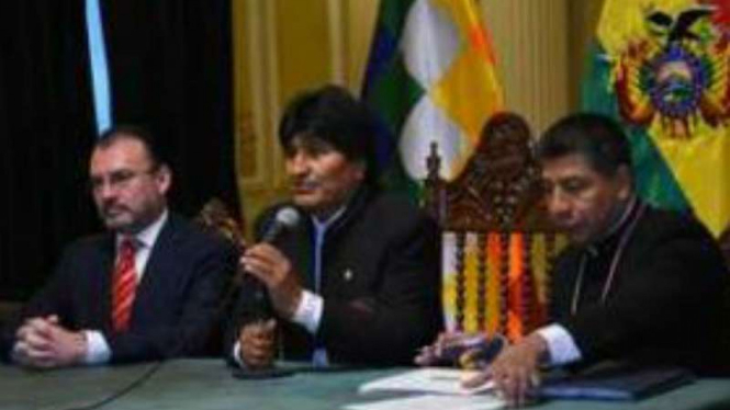 Evo Morales (tengah).